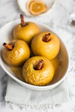 pişmiş elma tarçın çubuğu ile