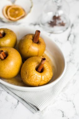 pişmiş elma tarçın çubuğu ile