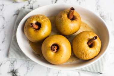 pişmiş elma tarçın çubuğu ile