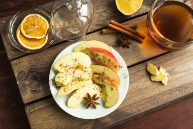 dilimlenmiş elma tarçın ve anason ile