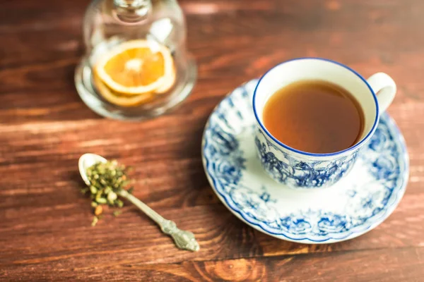 喝杯茶木制背景和茶树叶 — 图库照片