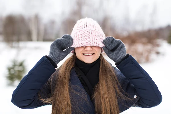 Jovem sorridente atraente andando na floresta de inverno em tricô — Fotografia de Stock