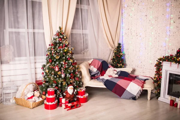 Christmas House med julgran — Stockfoto