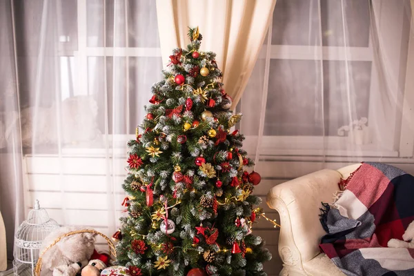 Maison de Noël avec arbre de Noël — Photo