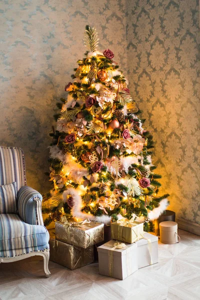 Maison de Noël avec arbre de Noël — Photo