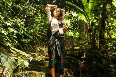  genç kız tropikal ormanda yürür