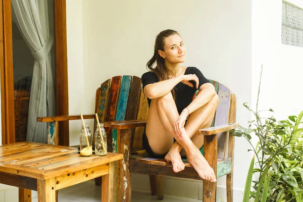 Chica con bebidas frescas sentado en la terraza —  Fotos de Stock