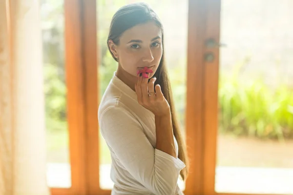 Chica joven en túnica blanca en el hotel —  Fotos de Stock