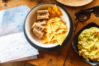 Aperatif: Cips cips ve guacamole masada