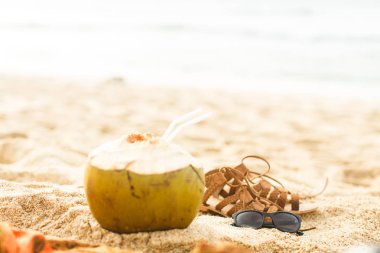 Kum Plajı'nda Hindistan cevizi