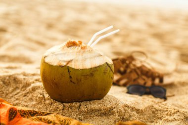 Kum Plajı'nda Hindistan cevizi