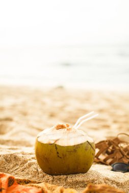 Kum Plajı'nda Hindistan cevizi