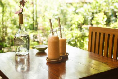 Taze sıkılmış narenciye suyu