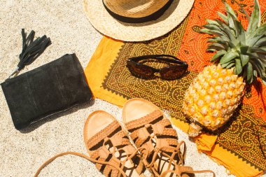 plaj görüntü: Sandal, bikini, şapka ve gözlük