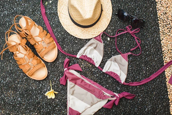 Пляжная мода: сандалии, купальник, шляпа и очки — стоковое фото