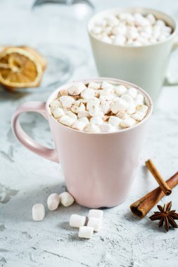 aromalı kakao marshmallows tarçın ile birlikte