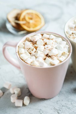 aromalı kakao marshmallows tarçın ile birlikte