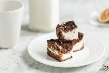 Tatlı kek-cheesecake çilek ile