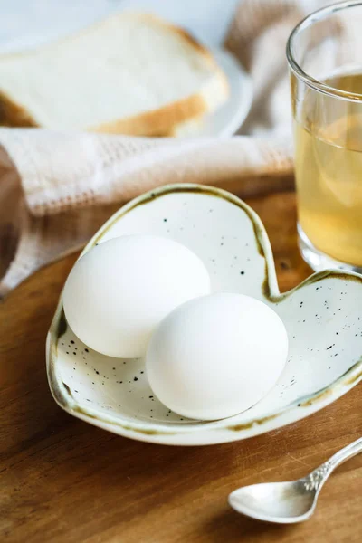 Вареные яйца и сэндвич, завтрак — стоковое фото