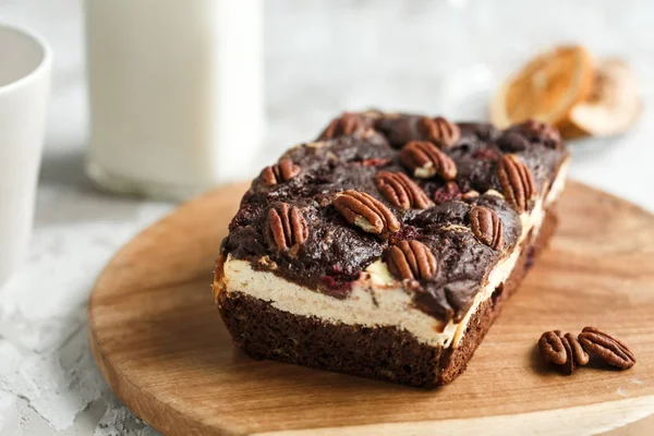 Dessert brownie-cheesecake with nuts — Stock Photo, Image