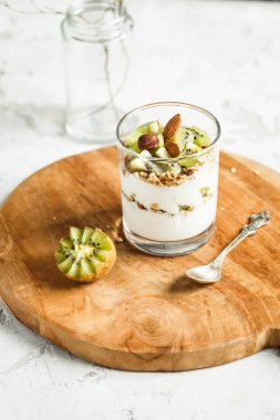 bir bardak yoğurt granola ve kivi dilimleri ile. Kahvaltı konsepti