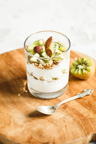 Sklo jogurt s müsli a kiwi řezy. Snídaně koncept — Stock fotografie