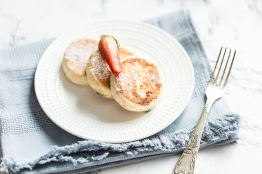 Lor peynirli kruvasan çilek ile