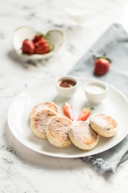 Lor peynirli kruvasan çilek ile