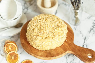 İtalyan tatlı pasta Napolyon ile muhallebi