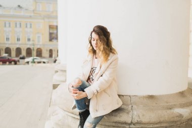 İlkbaharda şehirde yürüyen genç kadın