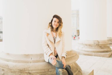 İlkbaharda şehirde yürüyen genç kadın