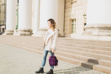 İlkbaharda şehirde yürüyen genç kadın