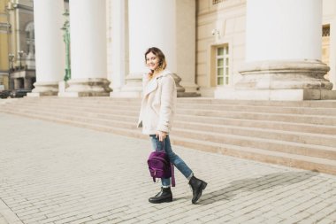 İlkbaharda şehirde yürüyen genç kadın