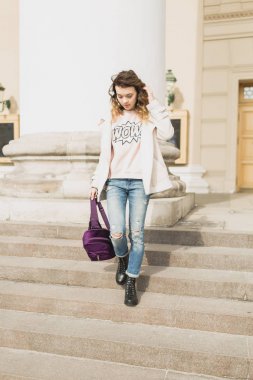 İlkbaharda şehirde yürüyen genç kadın