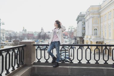 İlkbaharda şehirde yürüyen genç kadın