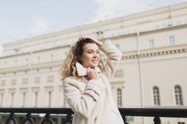 İlkbaharda şehirde yürüyen genç kadın