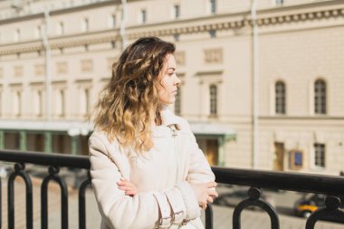 İlkbaharda şehirde yürüyen genç kadın