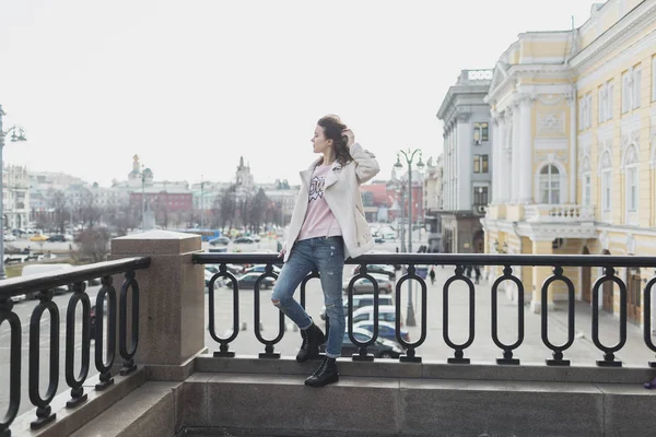 Mujer joven caminando en la ciudad en la primavera — Foto de Stock