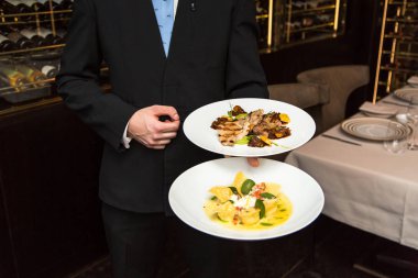 Garson yemek yiyecek ile devam ediyor.