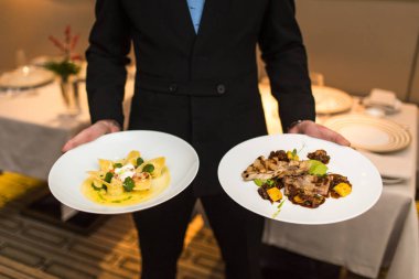 Garson tabakları gıda ile tutar