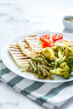 Izgara peynirli bahar salatası