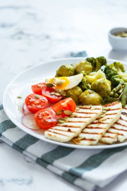 Izgara peynirli bahar salatası