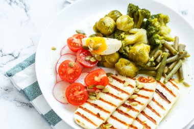 Izgara peynirli bahar salatası