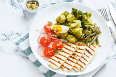 Izgara peynirli bahar salatası