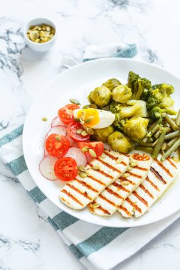 Izgara peynirli bahar salatası