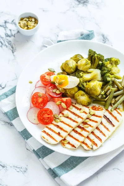 Izgara peynirli bahar salatası