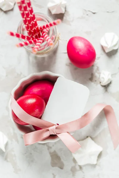 Painted eggs and a note on Easter holiday — Stock Photo, Image