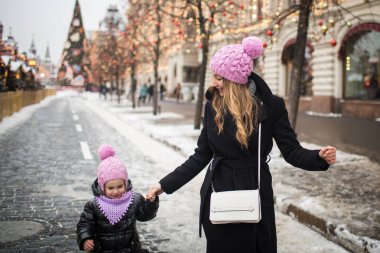 Anne ve kızı Noel Fuarı 