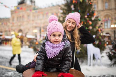 Anne ve kızı yeni yıl Fuarı'nda