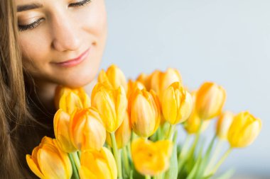 Büyük Sarı laleler demetleri ile kız